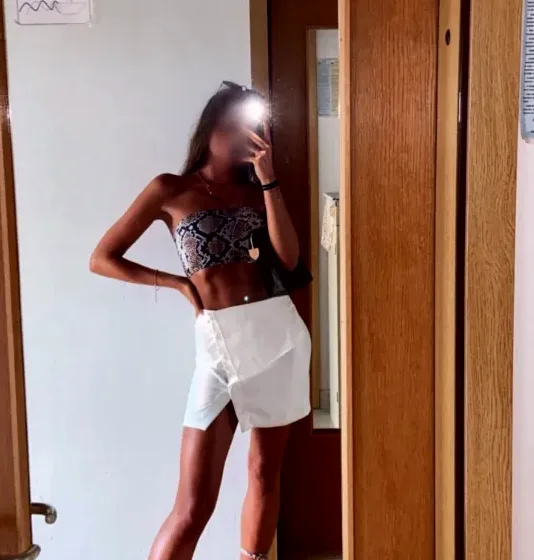 Andrea, 27