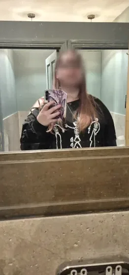 Emese, 21