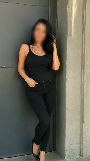 Eszter, 33