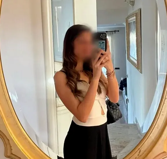 Izabella, 19