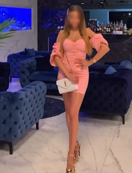 Viktória, 25