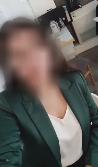 Zsuzsa, 27